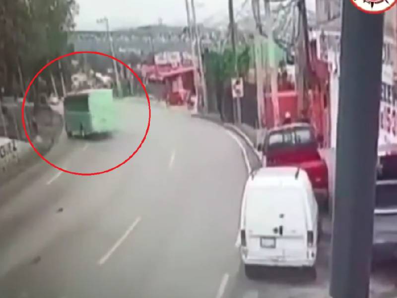 Captan en video el momento exacto en que camión se vuelca en la México-Cuernavaca