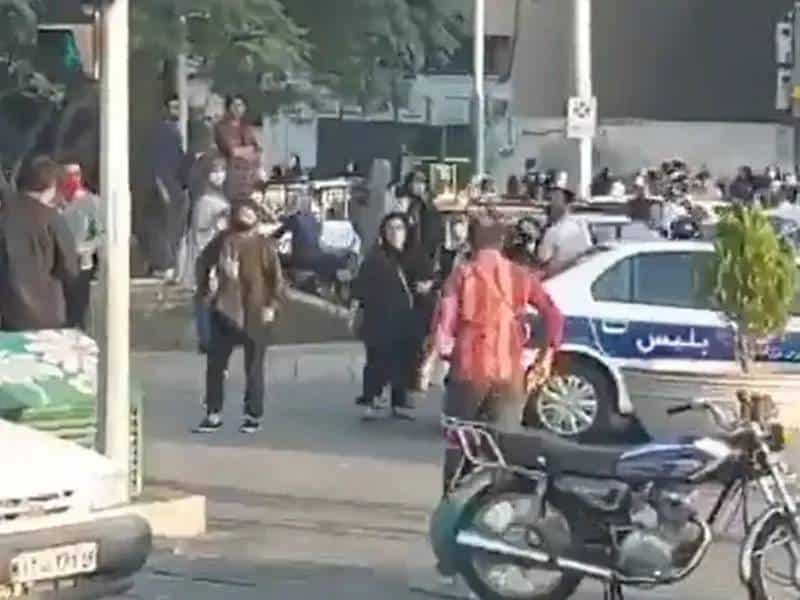 Defienden a mujer en Irán tras ser golpeada presuntamente por un policía de la moral
