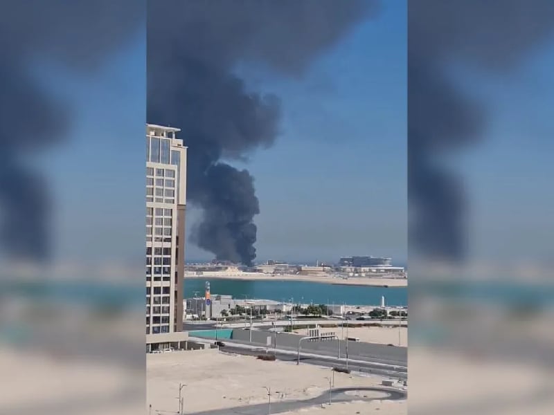 Video. Edificio se incendia cerca de estadio en Qatar