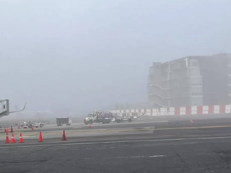 Suspenden vuelos y aterrizajes en AICM por banco de niebla