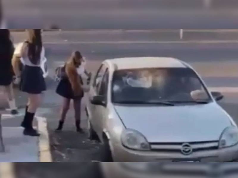 Video. Alumnas apedrean auto de presunto acosador en Culiacán