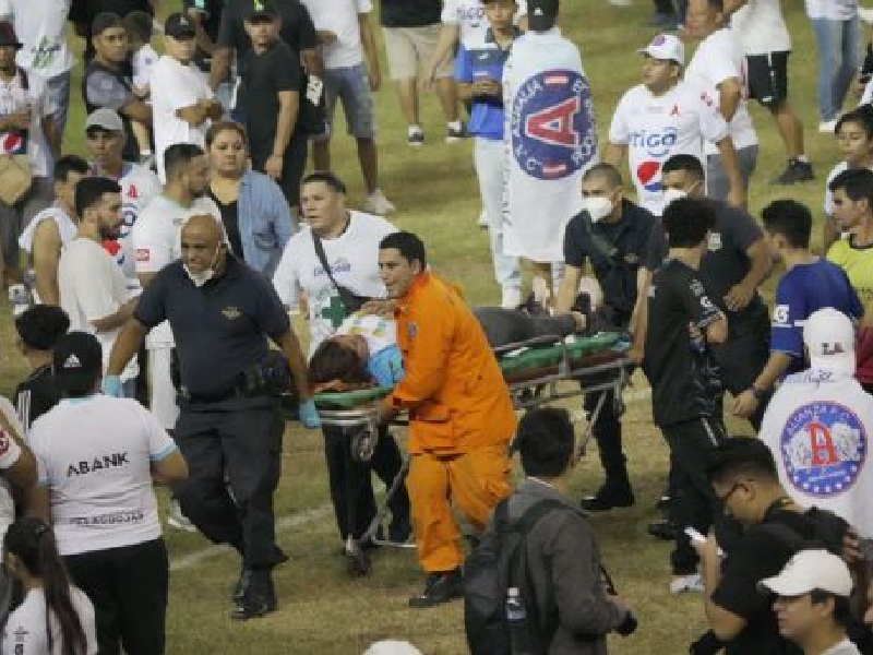 Doce fallecidos por estampida en estadio en El Salvador