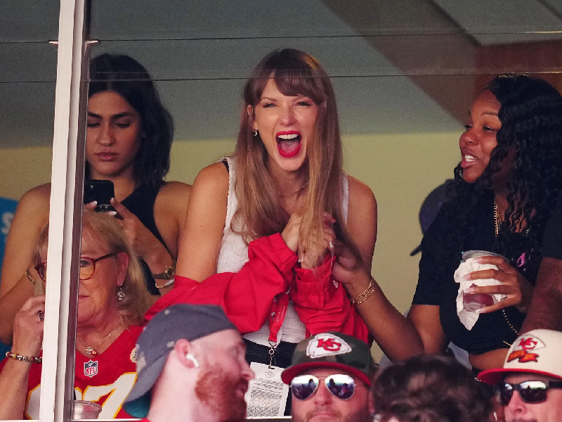 Taylor Swift apoya a Travis Kelce junto a su madre en el partido de los Chiefs