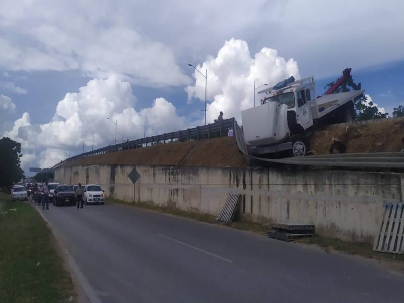 Camión queda colgando del puente de Altabrisa en el periférico de Mérida