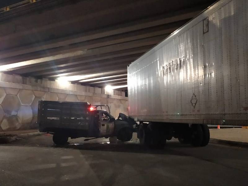 Camioneta de redilas se estrelló contra un tráiler bajo el puente de la vía Mérida-Motul