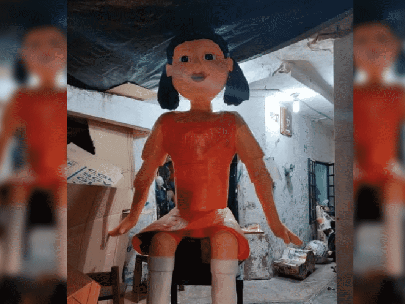 Piñatería yucateca crea muñeca gigante del "Juego del Calamar" 