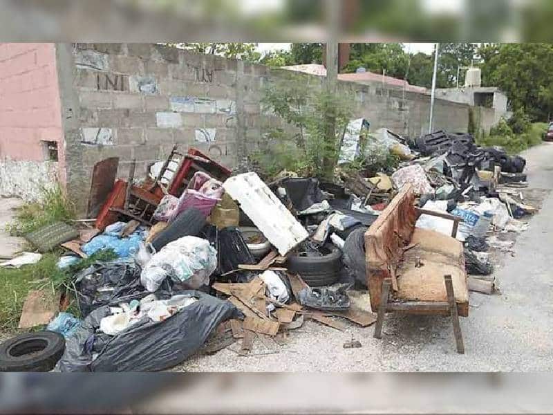 Denuncian tiraderos de basura en calles de una colonia de Mérida