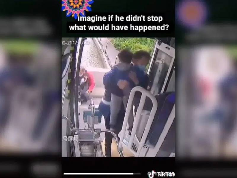 Video viral capta a chofer de autobús salvando a madre e hijo de un suicidio