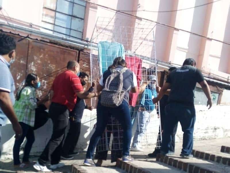 Desalojan a vendedores del mercado de Mérida