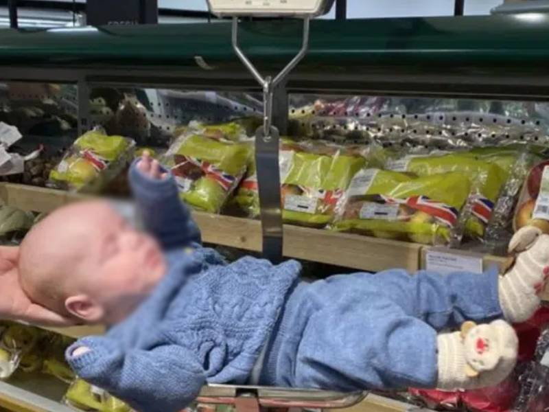 Una madre pesa a su bebé en el supermercado debido al cierre de clínicas