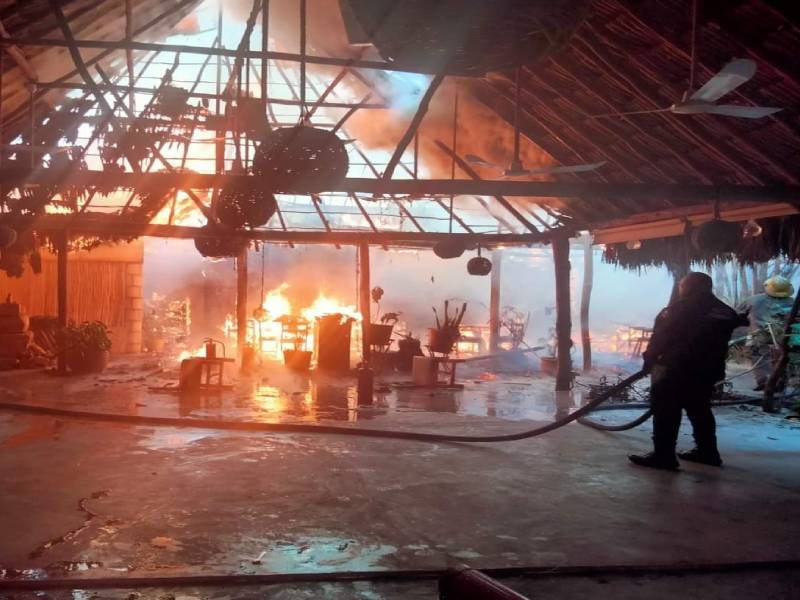 Incendio en palapa sorpende en Izamal