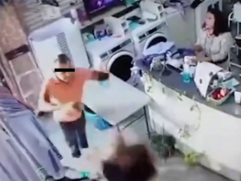 Video: Da un puñetazo a una mujer y avienta a otra, detenido