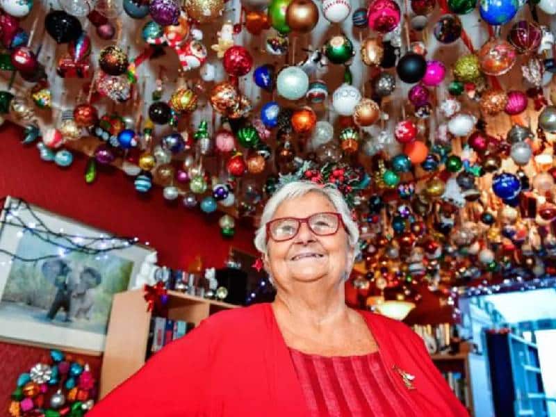 Abuela rompe récord con la colección más grande de adornos navideños