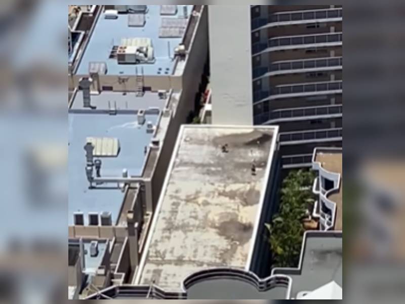 Hombre "vuela", realiza un salto mortal entre dos edificios