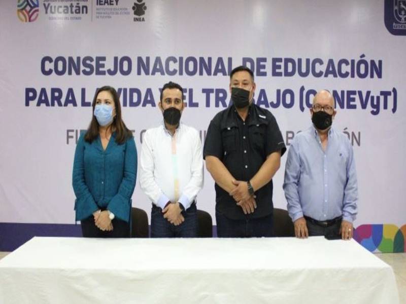 Signan convenios para abatir analfabetismo en Yucatán
