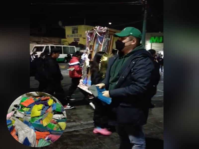 Venden escobas a peregrinos para que limpien su basura