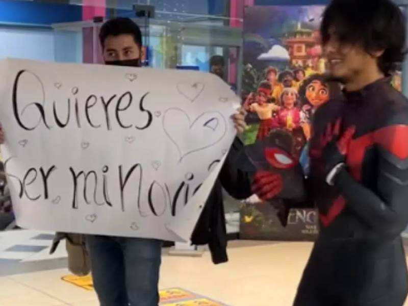 Le dicen que no a Spider Man, joven disfrazado propone noviazgo