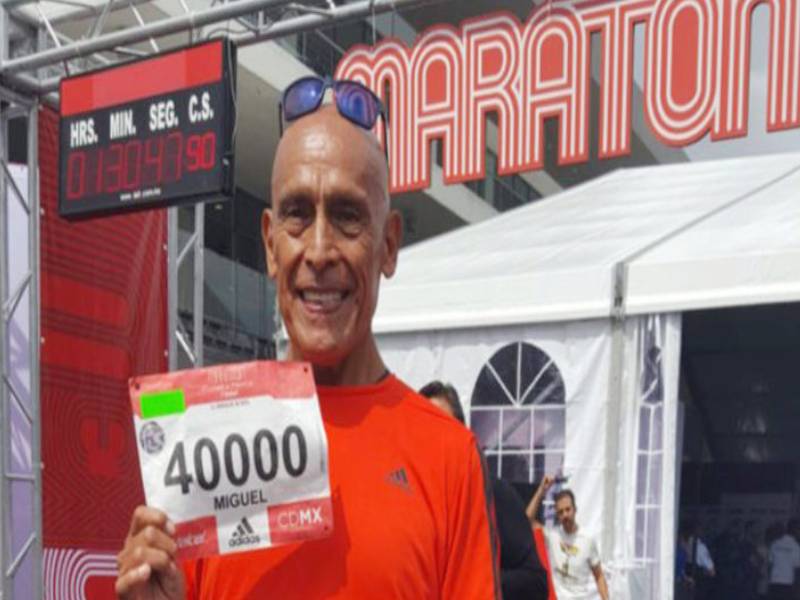 Miguel Vargas de 74 años terminó el Maratón de la Ciudad de México
