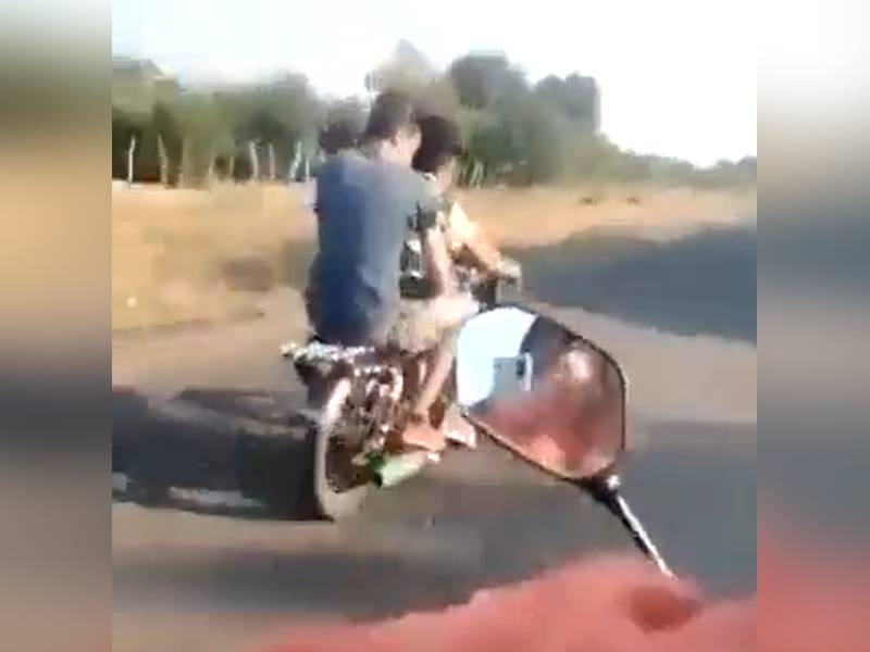 Video: Captan la muerte de un motociclista que jugaba carreritas