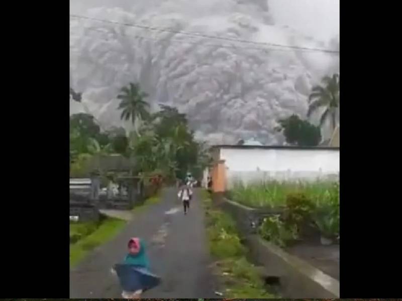 ¡Impresionante! Erupciona el volcán en Indonesia