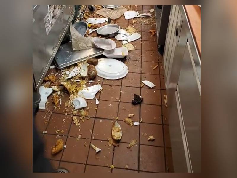 Trabajador de cocina rompe todos los platos antes de renunciar