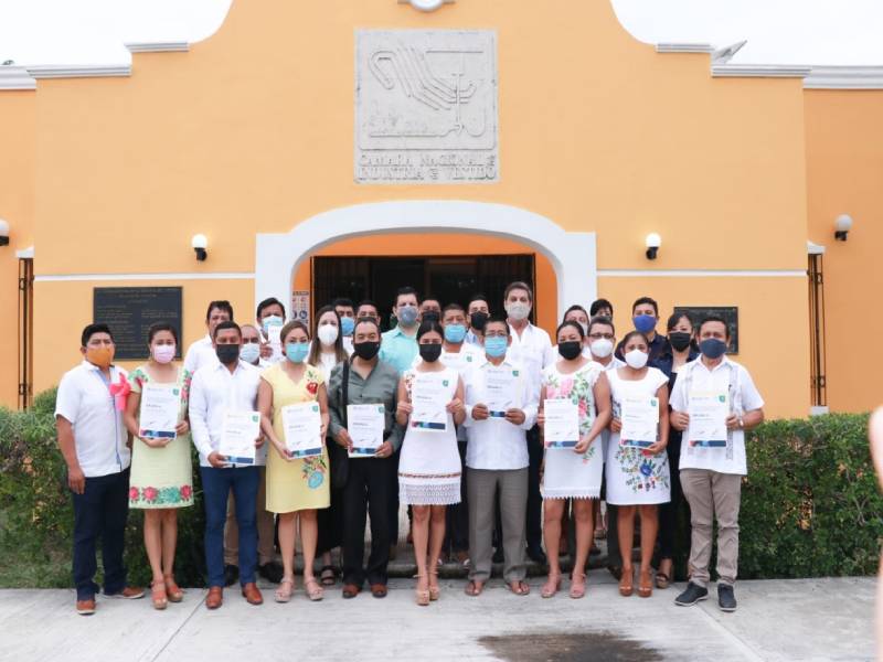 Empresarios del vestido de Tekit, Kimbilá y Mérida concluyen diplomado