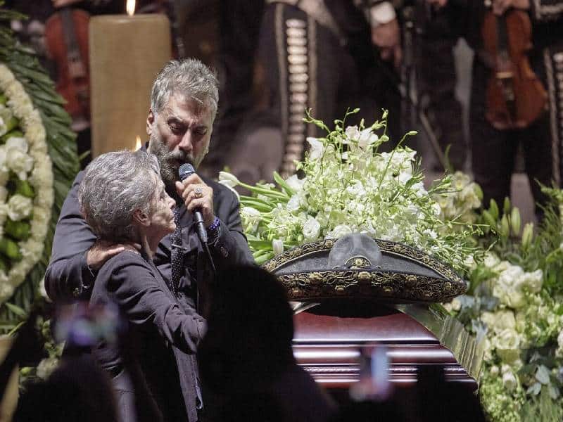 Dan el último adiós a Vicente Fernández