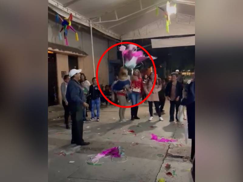 ¡Se hace viral! Perrito rompe piñata en una posada