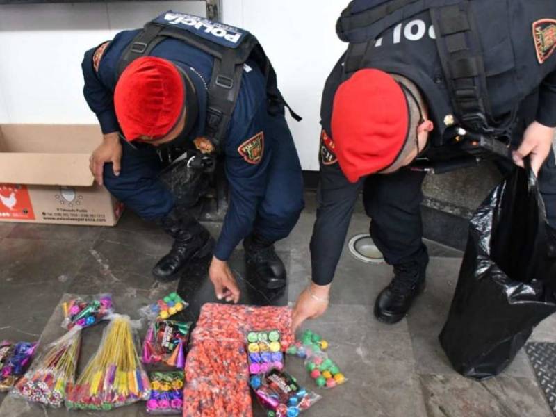 Aseguran 120 kilos de cohetes en el metro