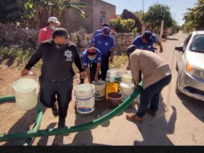 Apoyan con 20 mil litros de agua a pobladores de Teya