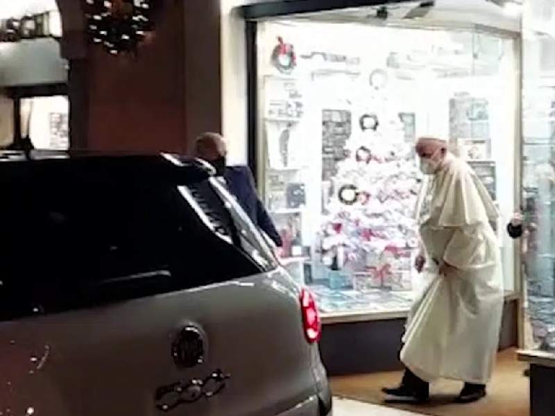 Captan al Papa Francisco saliendo de una tienda de discos