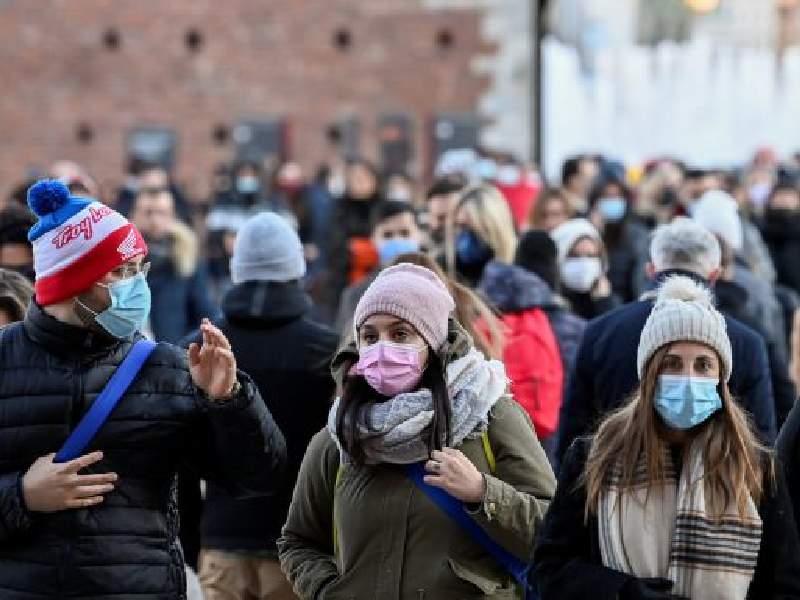 Es más leve, pero domina Europa, llena hospitales…