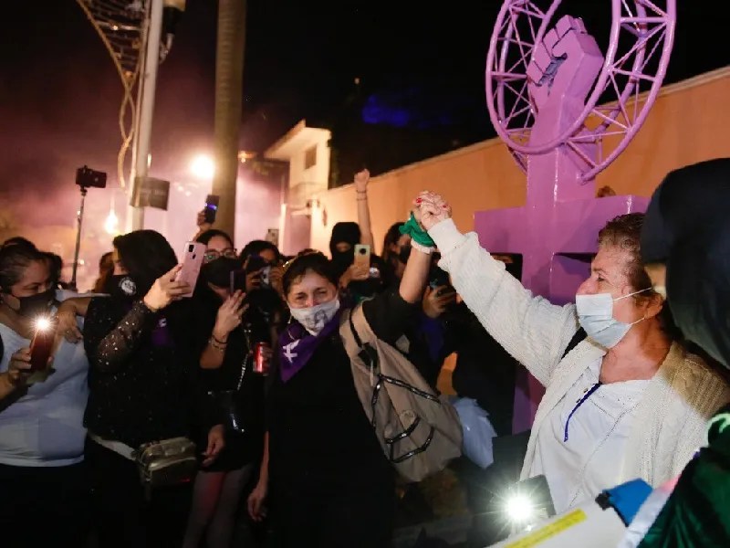 Feministas se manifiestan en la antimonumenta