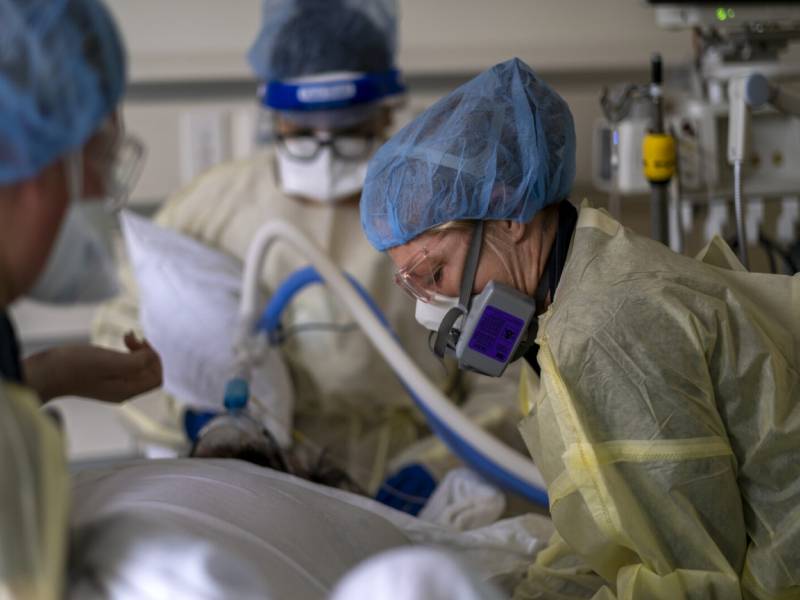 Hospitales británicos se verán bajo considerable presión por ómicron