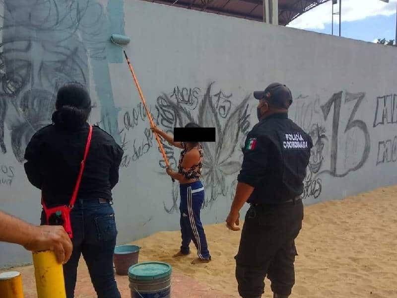 Vandaliza las canchas municipales y la terminan castigando