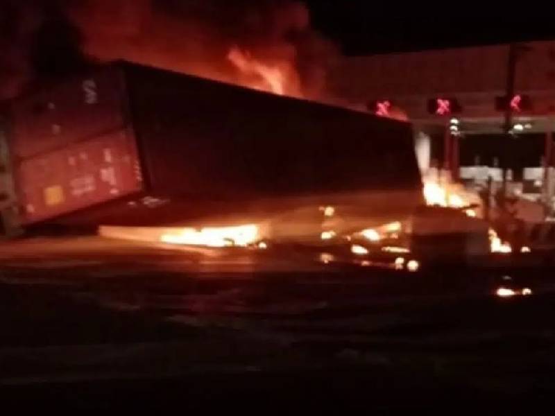 Tráiler vuelca y se incendia en la México-Puebla