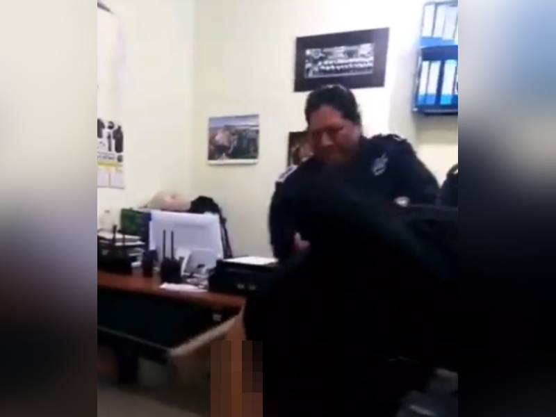 Video Policía municipal azota a detenido con una tabla