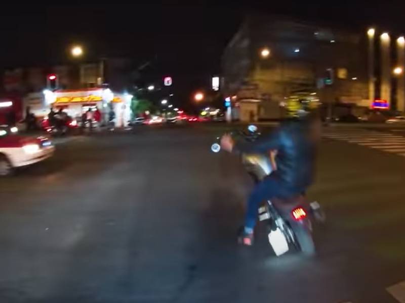 ‘¿Un caballazo o qué?’: biker se luce con caballito; lo estrella un taxi