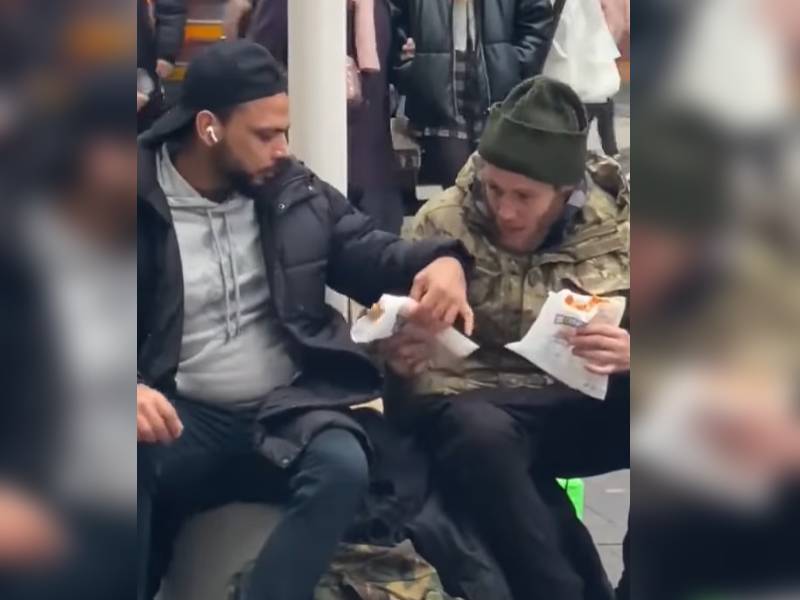 Hombre en situación de calle comparte su comida y se lleva una sorpresa