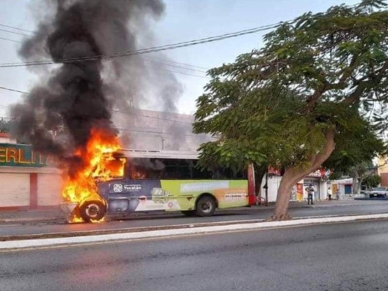 Se incendia camión de transporte público en Mérida