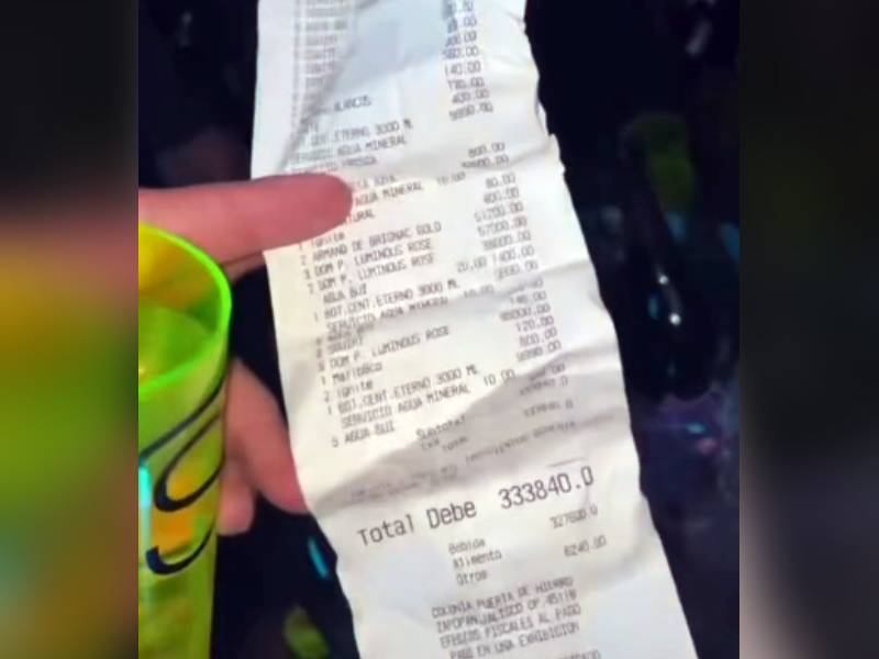"Yo solo salí a cenar"; jóvenes presumen cuenta de 300 mil pesos en bar