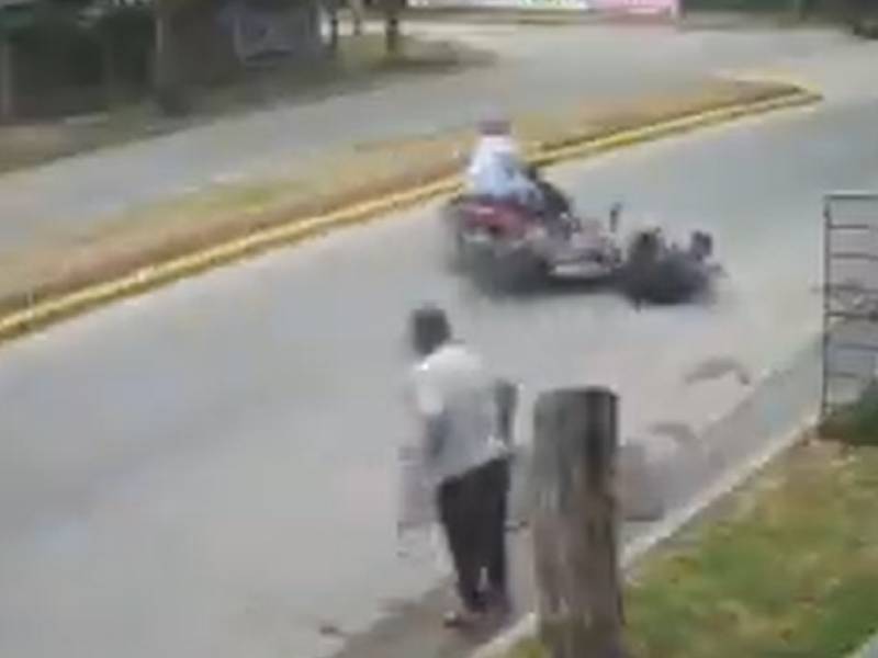 Con un “rejazo” un hombre detuvo a un par de ladrones que huían en moto