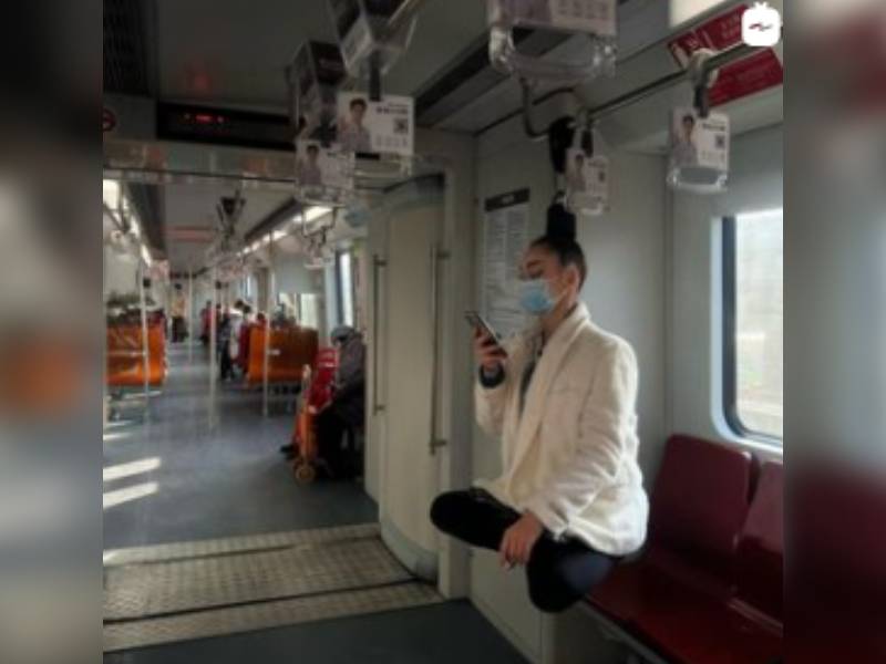Mujer viaja en Metro colgada de su cabello
