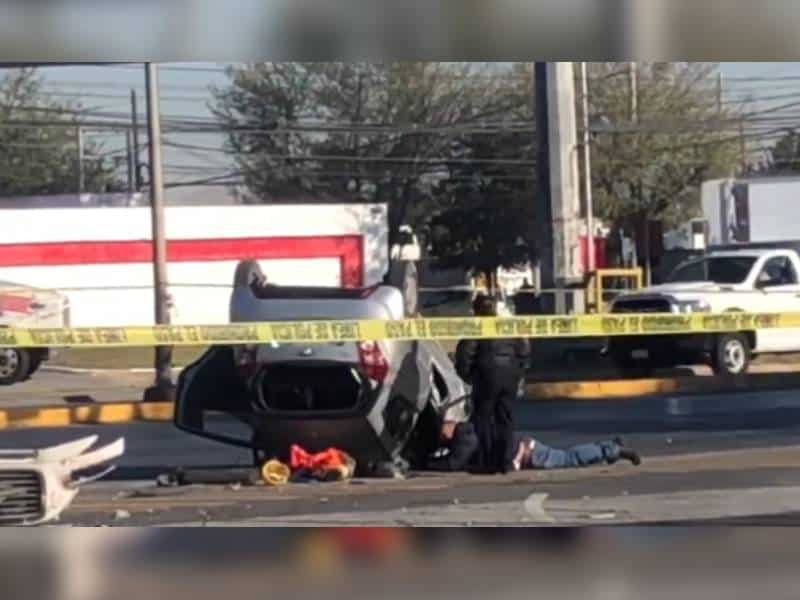 Policía consuela a hombre que perdió a su esposa en accidente