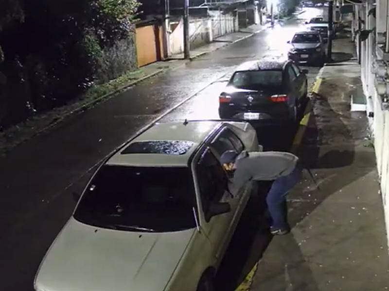 Así captaron el robo de un auto en plena madrugada, en Veracruz