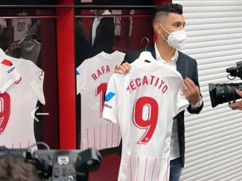 Jesús «El Tecatito» Corona con su nuevo equipo el Sevilla