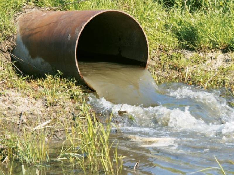 Denuncian construcción de tuberías para verter desechos