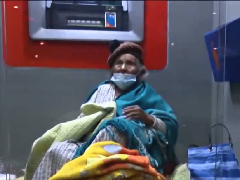 Abuelita duerme en un cajero automático mientras espera reencontrarse con su hijo