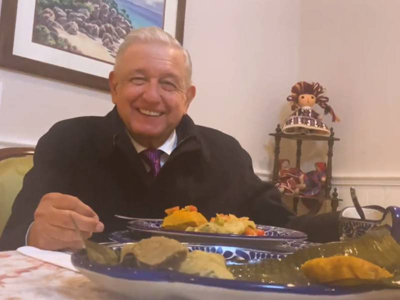 AMLO comiendo tamales