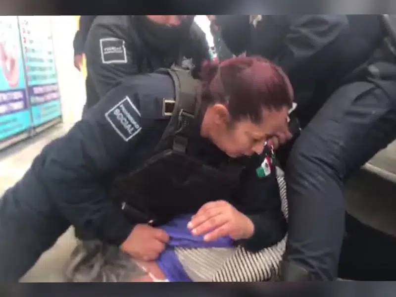 Adulta mayor policías